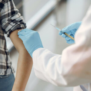Das Bild zeigt einen Arzt mit Impfstoff in der Hand. Es steht für die Corona News des Endomedicums Düsseldorf. Endokrinologie und MVZ für Hormon- und Stoffwechselerkrankungen
